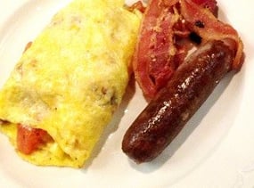 朝食のオムレツ、ベーコン、ソーセージ。目の前で調理してくれるオムレツが美味しいのはもちろんのこと、オランダのケープ植民地時代の名残りだというビーフソーセージも最高に美味しかったー！