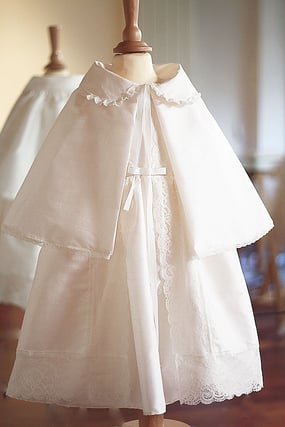 Cape baptême bébé soie avec petit col bordé de dentelle. Fait-main en France. Atelier Fil de Légende à Neuilly-sur-Seine. Envois dans toute la France. Magasin baptême Paris, Ile de France.