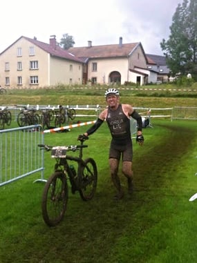 Michael Schädler kommt nach dem Biken in die Wechselzone
