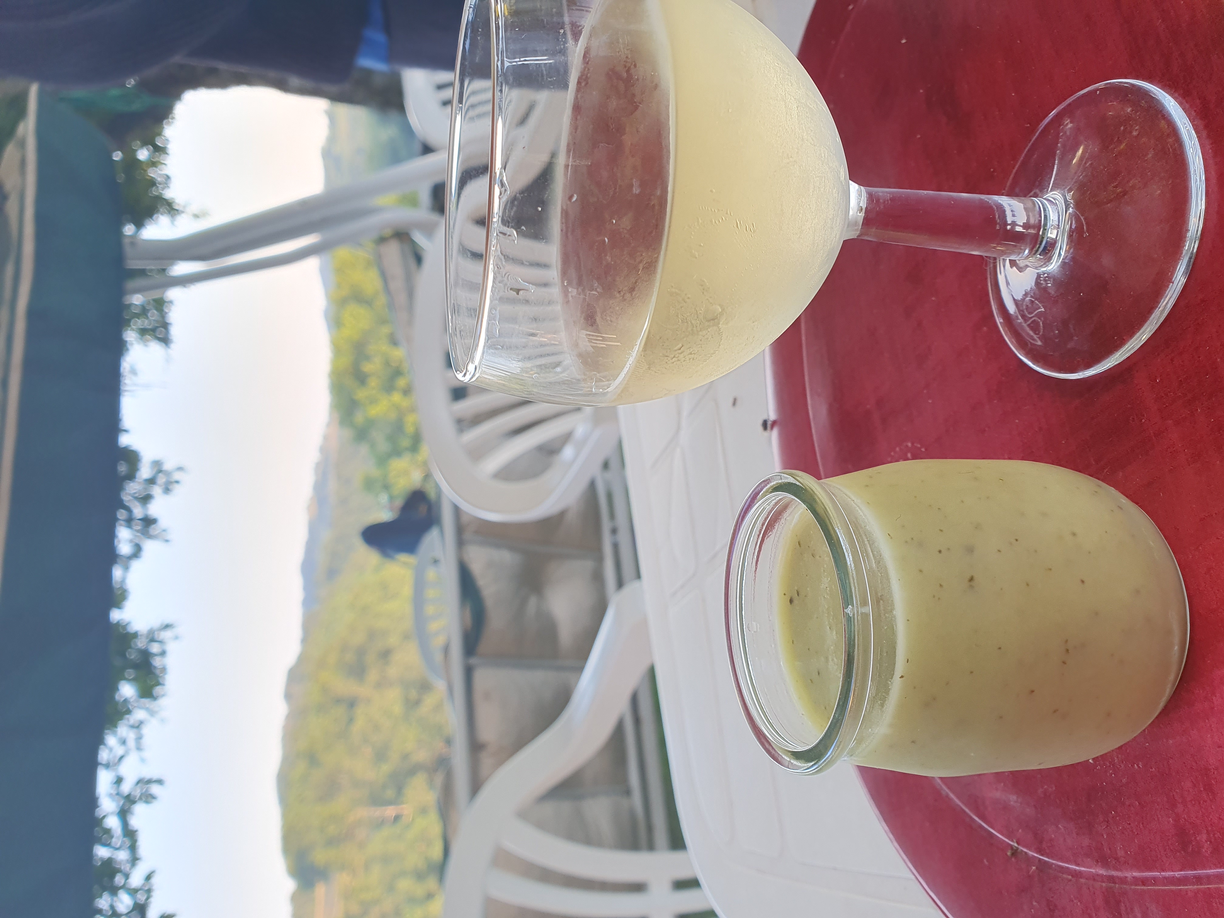 un petit réconfort au gite la masion de cruirères proche de laguiole aubrac rando balade 