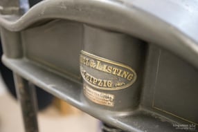 Kopfteil einer Schlagpresse. Zu sehen ist das Firmenschild dieser.