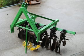 Hackgerät für den Anbau an ein Zweiachsmäher, zum Hacken von Kräutern in Reihenkultur.