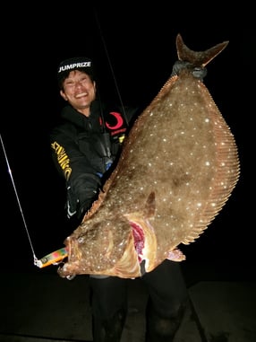 alt="サーフや磯のシャローで広範囲を探れるジャンプライズのかっ飛び棒130シャローライト ラトル。軽量で飛距離抜群、魚を引き寄せる内蔵ラトル音付き"