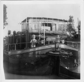 Aufgrund des angebrachten Eichzeichens SN755SA  ist dieses Bild aus dem Fotoalbum der ehemaligen Eignerfamilie zwischen dem 15.05.1961 und dem 13.06.1971 aufgenommen worden. Die beiden Antennen zeigen, dass es an Bord einen Fernsehempfänger gab.