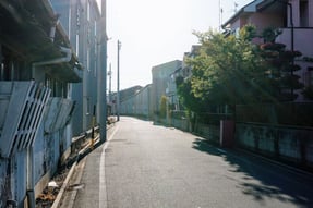 下流部の暗渠。一見するとただの道だが、どの家も背を向けている