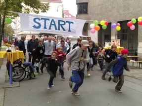 Start/Ziel ist vor der Kirche. Eine Runde ist ca. 400m und geht Rosenackerstraße - Gomperzgasse - zurück zur Kirche.
