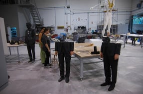 Dummies para rodaje de un spot. Van preparados con cargas explosivas