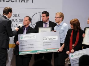 Die Stüveschule hat den Integrationspreis des Deutschen Fußball-Bundes gewonnen. Auf der Bühne: (von links) Moderator Ralf Köttker, Schulleiter Martin Igelmann, Sozialarbeiter der Stüveschule Sebastian Voss und Projektleiter Hannes Teetz. Foto: DFB