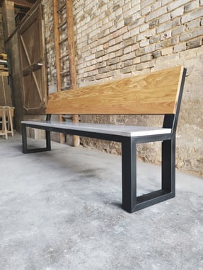 FLUSSO fattoAmano Beton Design Beton Bank mit Holz Lehne