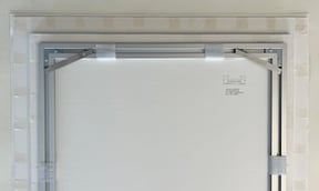 Distanzrahmen mit Zackenaufhänger. 