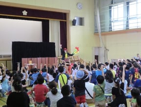 ピエロのほっほさんが子ども会のイベントで出張パフォーマンスしているところ