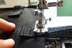 En Coulisses. Couture machine d'une sangle