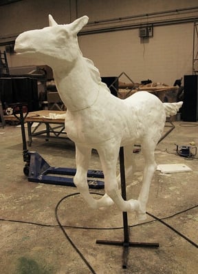 Para que el escultor pueda repasar la ampliación, esta puede llevar una cruz metálica encasquillada.