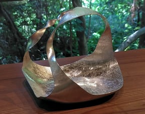 銀錫リボンの盛器　関根正文　山の上ギャラリー