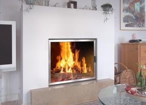 Vetratura del camino STAFFIERI: Vetratura su un lato, disponibili vari colori di telaio.