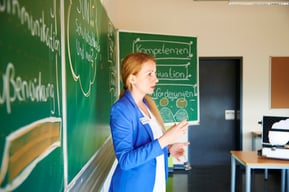Schülerinnen Schüler Manieren Etikette Ausbildung Benehmen Alltag Beruf Höflichkeit Knigge Kinder Schule Seminar Kurs Workshop Valentina Siemens Frankfurt Hanau Fulda Offenbach Unternehmen Bewerbung Assessment Center Schulung Bewerbungsgespräch Training 