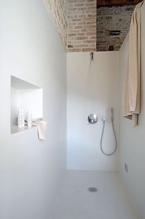 Niche intégrée dans la douche