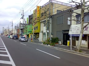 ラーメン店隣に当院