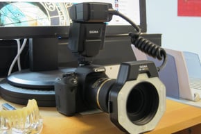 indispensable pour les prises de teinte, adréssées instantanement au laboratoire: merci les cartes mémoires Wifi;)