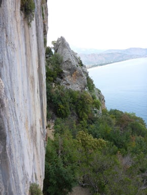 Finde den Mann in der Wand.