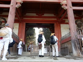 醍醐寺で開門を待つ