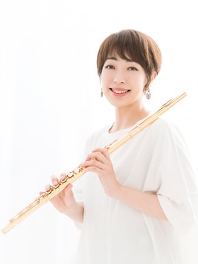 【プロフィール写真】フルート奏者 久保田裕美(くぼたひろみ、Hiromi Kubota) 大阪音楽大学音楽学部器楽学科卒業。日本フルート協会会員。