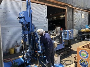 幅2m程度のスペースでも施工可能