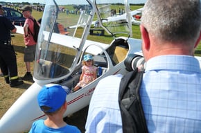 Wer möchte, kann gerne einmal im Cockpit eines Segelflugzeugs Platz nehmen. (Foto: Peter Wirminghaus)