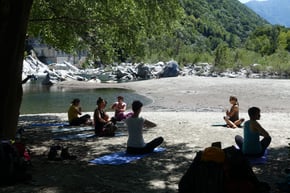 Yogalektion mit Theresa an der Maggia