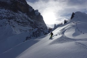 Skifahren unter den grössten Felswänden der Alpen
