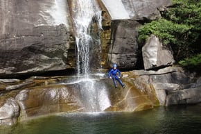 Rutschbahn in den letzten Abschluss-Pool der Boggera