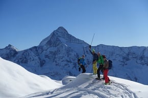 im Aufstieg zum Petersgrat, im Hintergrund das Bietschhorn