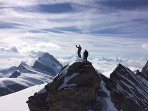Gross Fiescherhorn 4049m, im Hintergrund Finsteraarhorn
