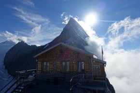 Die Mittellegihütte 3350m steht auf dem berühmten Eigergrat