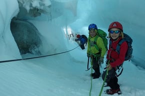 eindrückliche Eislandschaft tief in einer Gletscherspalte