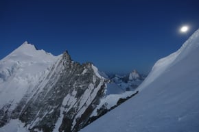 Weisshorn 4506m mit Vollmond, fotografiert vom Bishorn 4154m