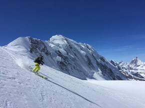 Skifahren auf 4300 MüM, hinten der  Lyskamm & das Matterhorn