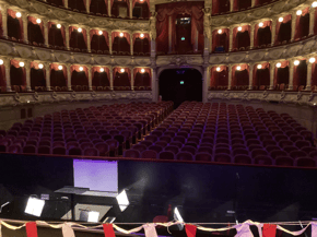 L’intérieur de L’Opéra de Nice et la fosse (au premier plan)