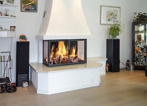 Vetratura del camino STAFFIERI: Vetratura su tre lati, disponibili vari colori di telaio.