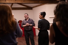 Professeurs de tango à Paris au centre, entourés par les élèves du cours