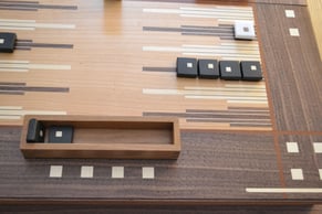 Backgammon aus Holz hangefertigt