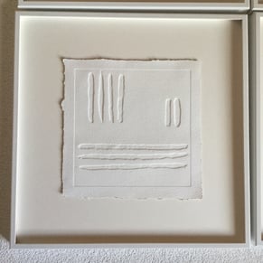 Das Bild ist in einem weissen Kastenrahmen eingefasst. 