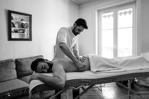 Un masseur qui masse un homme à Lyon 