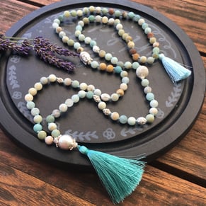 Mala aus versteinertem Holz kannst du selber gestalten. Buche jetzt deinen Kurs.