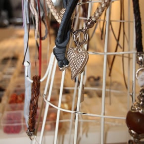 Kurse und Workshops für Steinschmuck und Silberschmuck bietet das Atelier SilberGlanz in Hinwil an der Tobelstrasse.