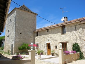 grand bâtiment en pierres de Pays