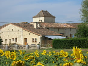 grand bâtiment en pierres de Pays
