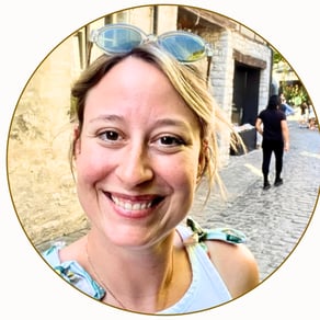 Feedback einer sehr zufriedenen langjährigen Kursteilnehmerin in der Yoga Laube Membership. Sie stellt die Innere Sanftheit der Yin Yoga Stunden bei Meike heraus.