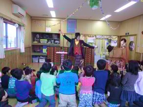 ピエロのほっほさんが学童クラブで出張パフォーマンスしているところ