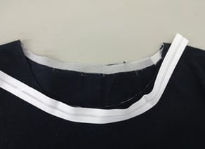 バイヤステープを衿に合わせる